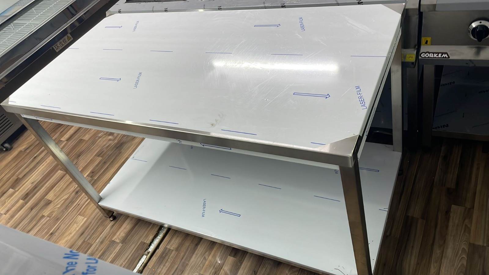 طاولة ستانلس ستيل